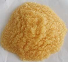軟化樹脂是專用于軟化硬水的一種專用樹脂，通過離子交換技術(shù)，使水的硬度小于50 mg/L(CaCO3)。離子交換是一種特殊的動(dòng)態(tài)吸附過程，一般是由不溶于水的離子交換劑在電解質(zhì)溶液中進(jìn)行，這種離子交換劑即為離子交換樹脂。